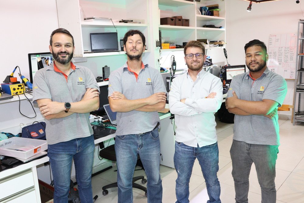 Equipe da Notebooks Goiânia na oficina